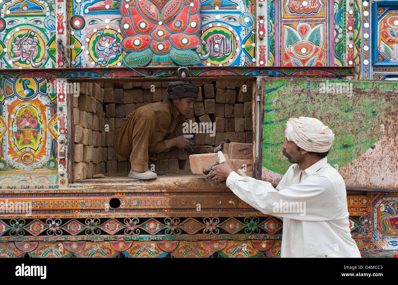 Islamabad, Pakistan, carrello è caricato con mattoni Foto Stock