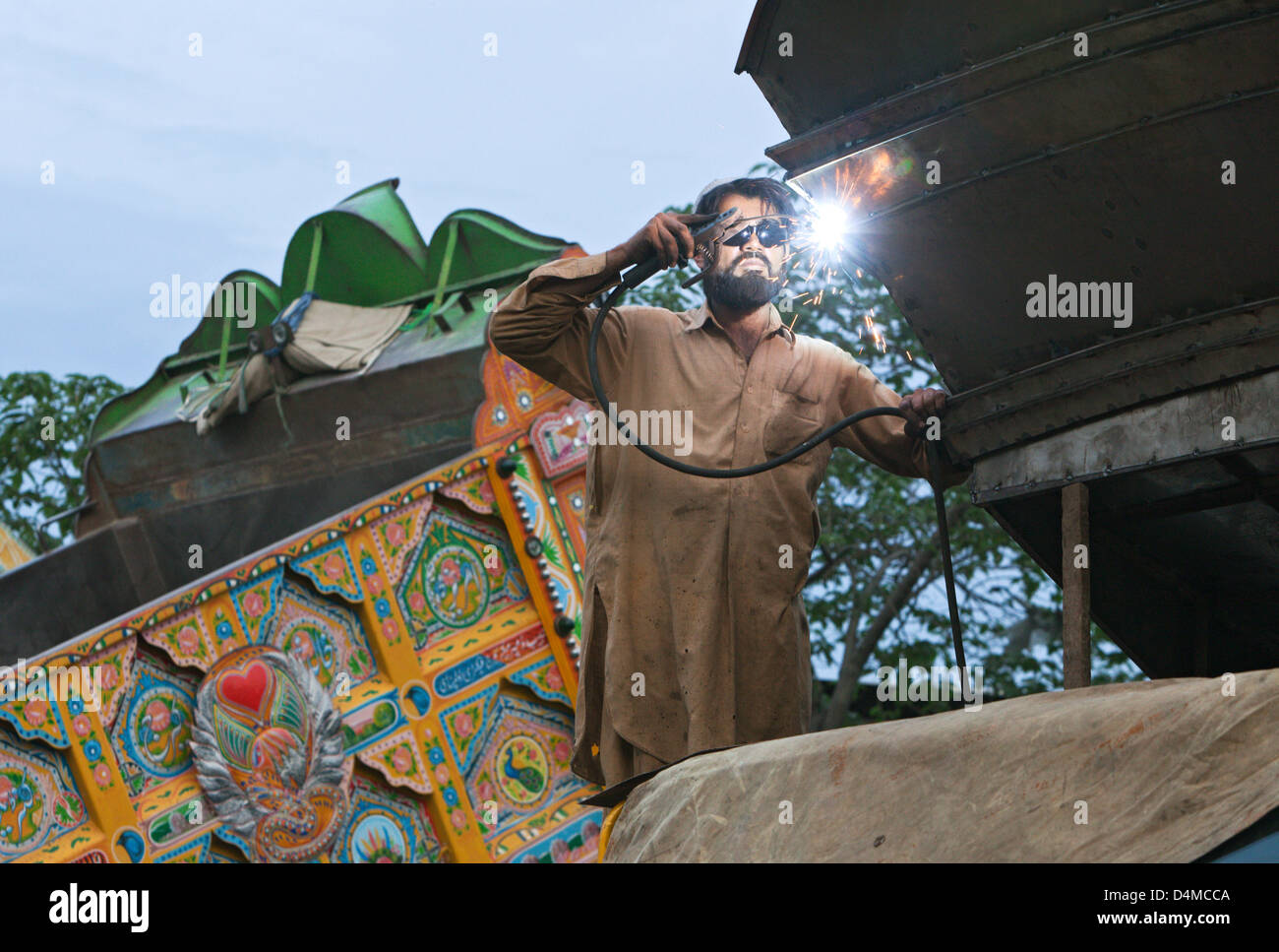 Islamabad, Pakistan, uomo saldata ad un carrello Foto Stock