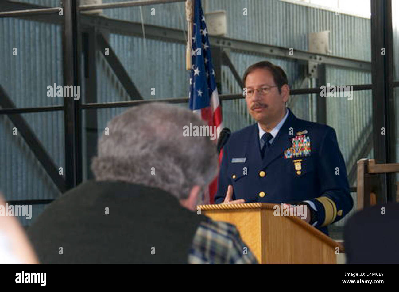 Joseph Pepe Castillo ha partecipato alla Conferenza annuale dei piloti della West Coast a San Francisco. L'evento, con il capitano Bruce Horton e PA3 Critchfield, si è concentrato sulla navigazione marittima, l'addestramento dei piloti e la collaborazione con il Distretto 11 della Guardia Costiera nella regione del Pacifico. Foto Stock