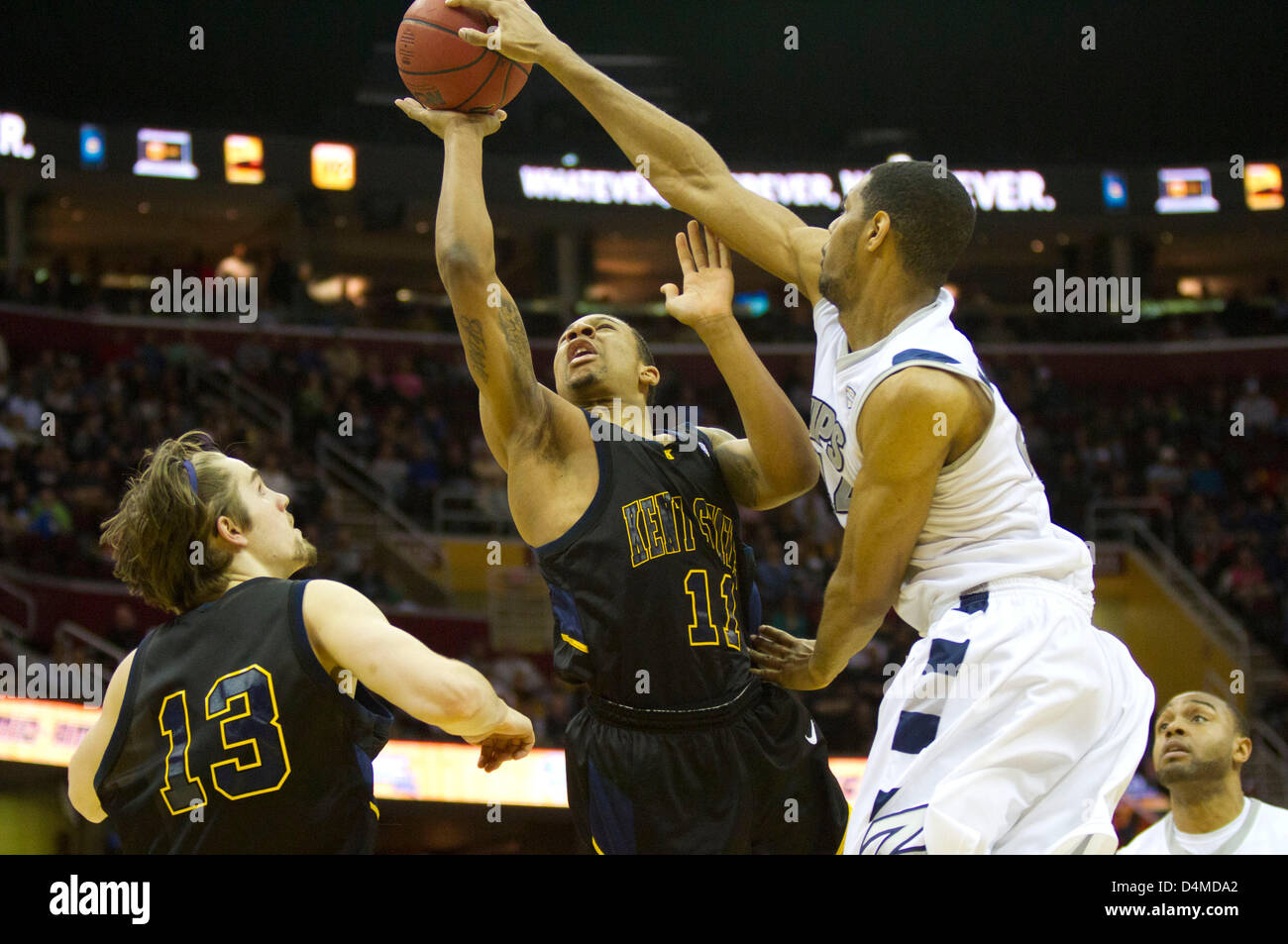 Marzo 15, 2013: Zeke Marshall (44) di Akron blocca un colpo da Kent è stato Manley Devareaux (11) durante un semi gioco finale del MAC il torneo di pallacanestro. Akron beat Kent State 62-59 a dall'Arena Quicken Loans in Cleveland, OH. Foto Stock