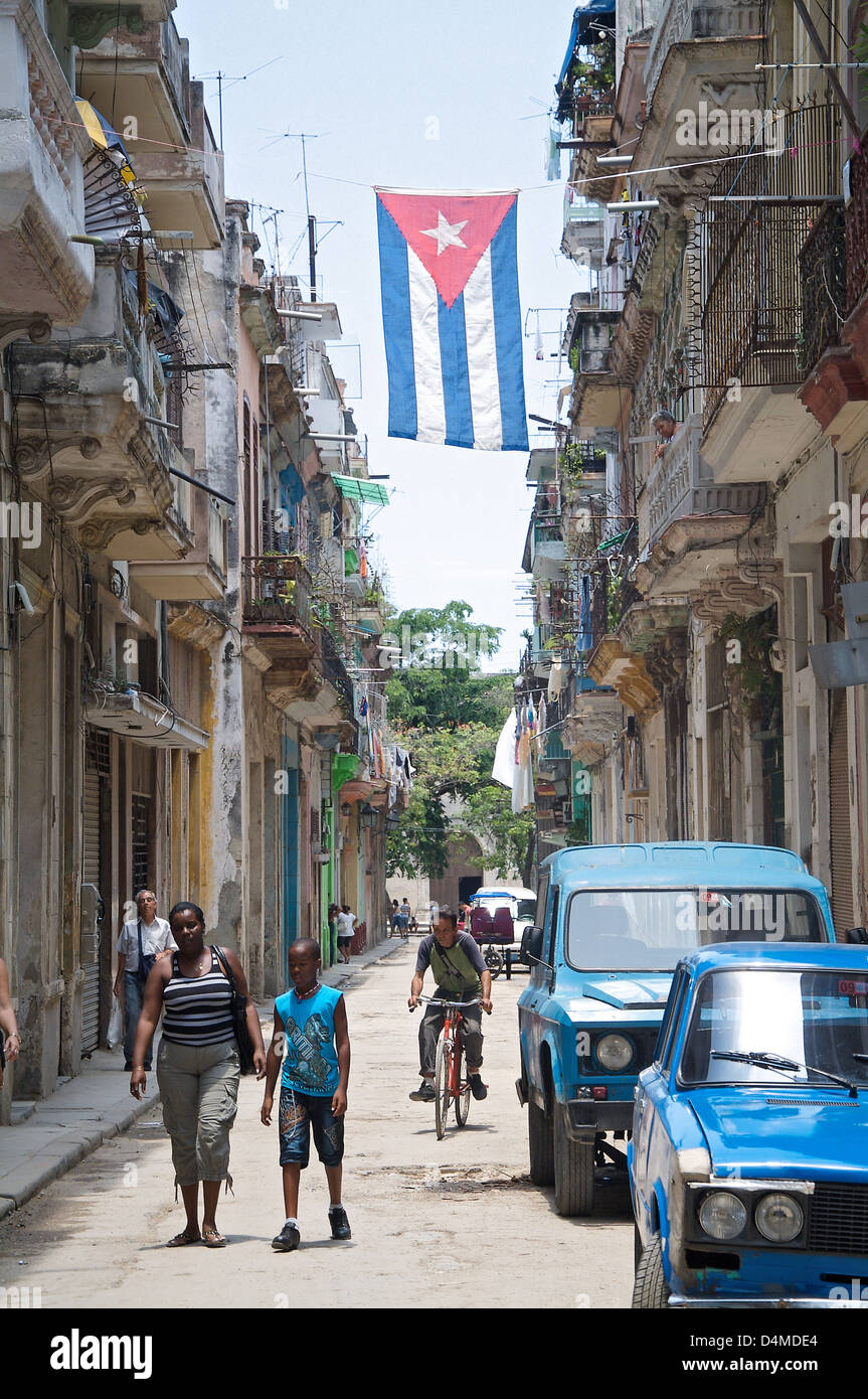 L'Avana, Cuba, bandiera cubana su una strada nella Vecchia Havana Foto Stock