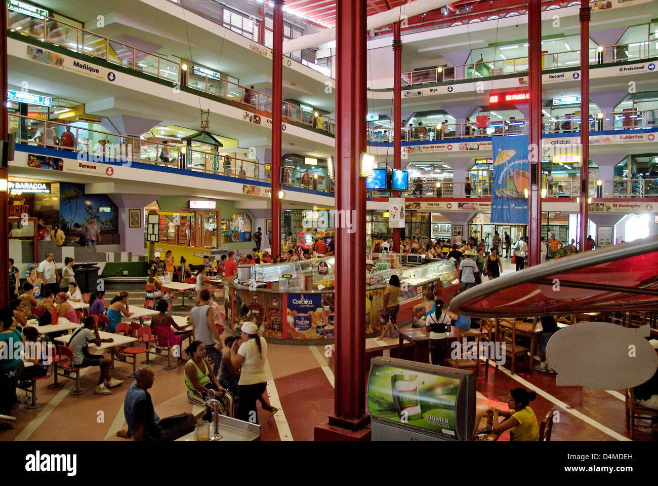 L'Avana, Cuba, le persone al centro commerciale Plaza Carlos il 3° Foto Stock