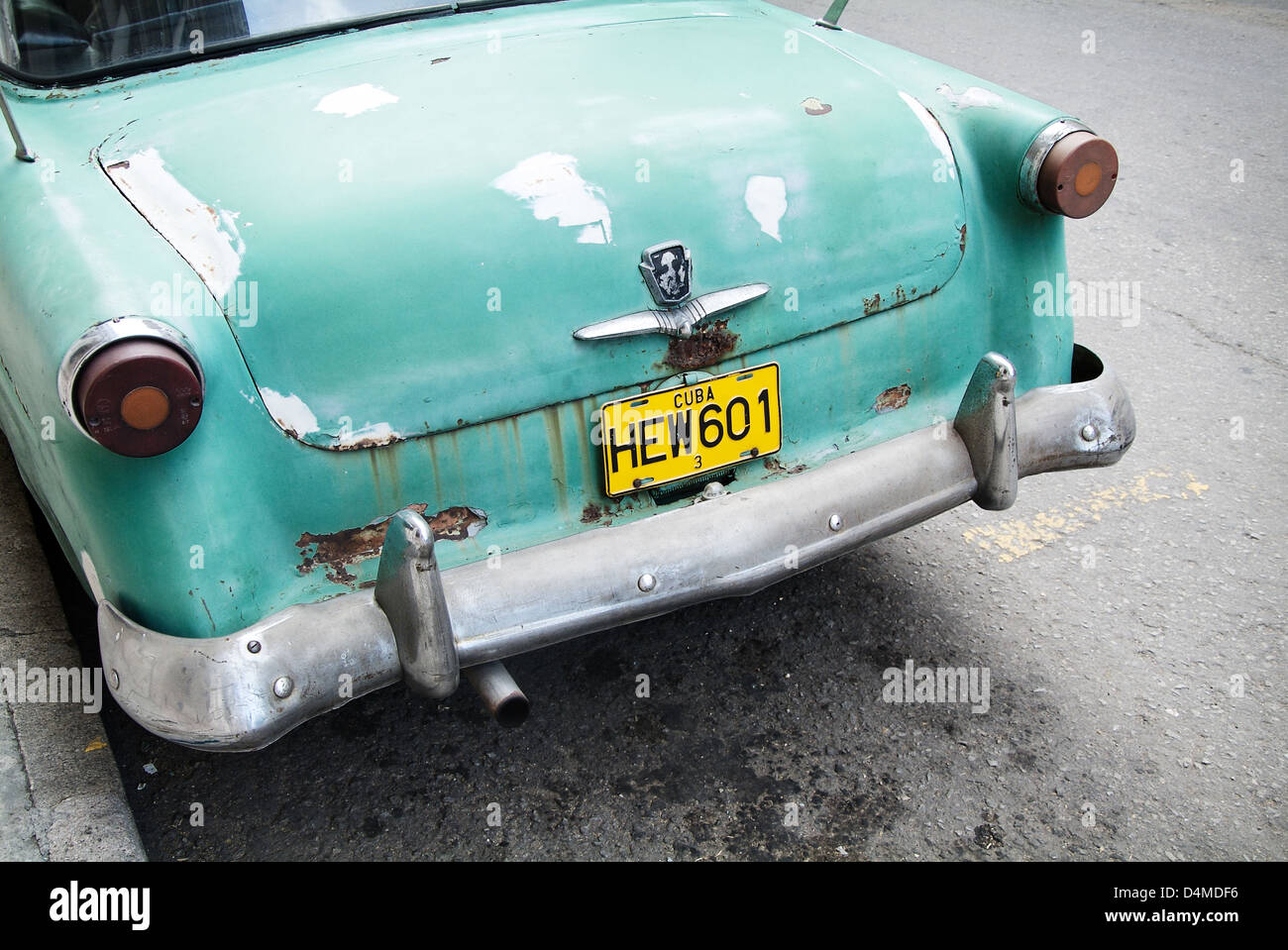 L'Avana, Cuba, un vecchio taxi privato sorge nelle strade di La Habana Foto Stock