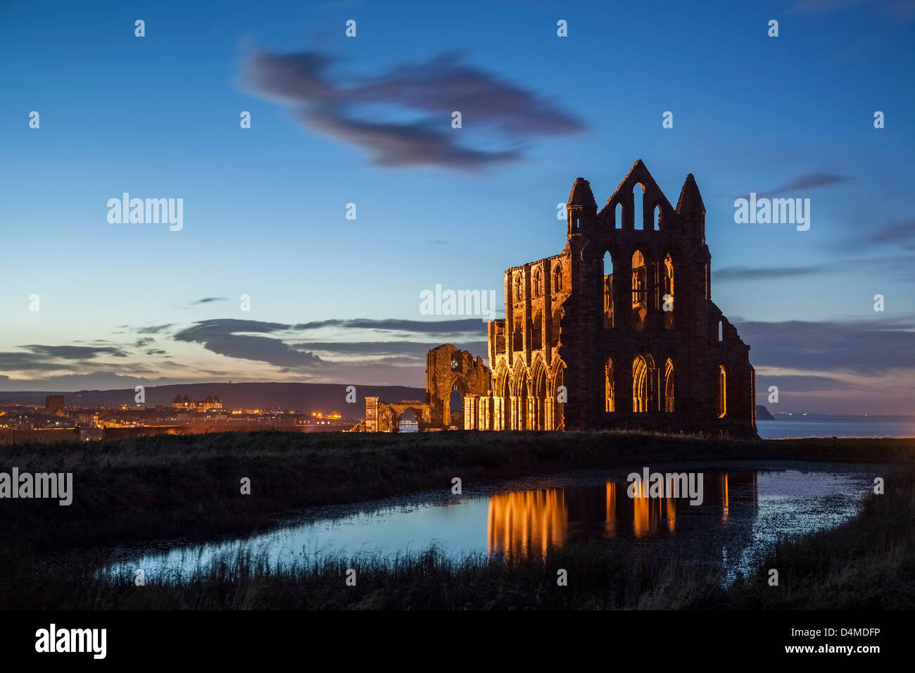 Whitby Abbey di notte, North Yorkshire. Foto Stock