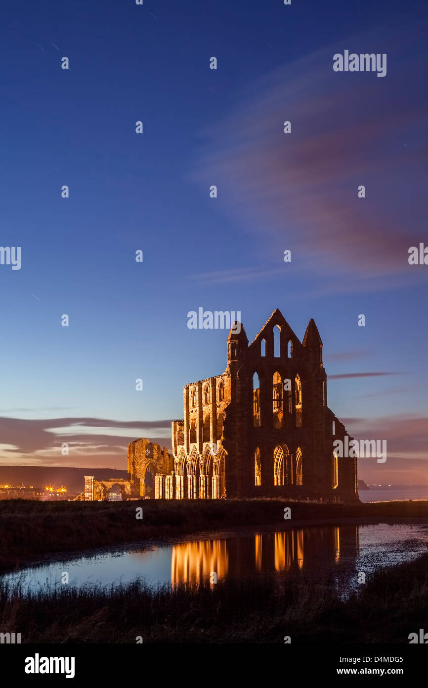 Whitby Abbey di notte, North Yorkshire. Foto Stock