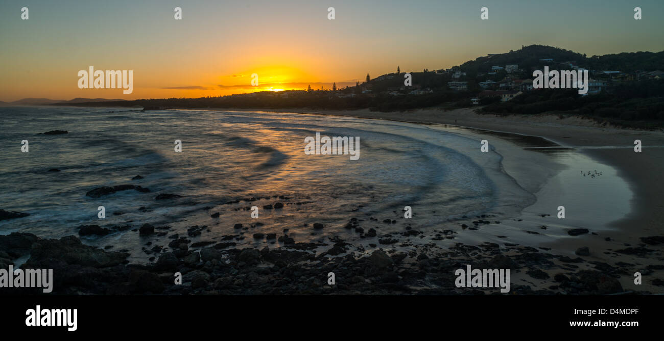 Tramonto al punto di incollamento spiaggia situato a Port Macquarie Nuovo Galles del Sud Costa centrale Australia. Foto Stock