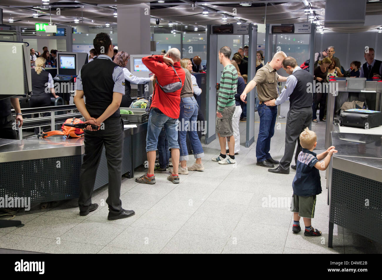 Duesseldorf, Germania, passeggeri presso il punto di controllo di sicurezza presso l'aeroporto internazionale di Duesseldorf Foto Stock