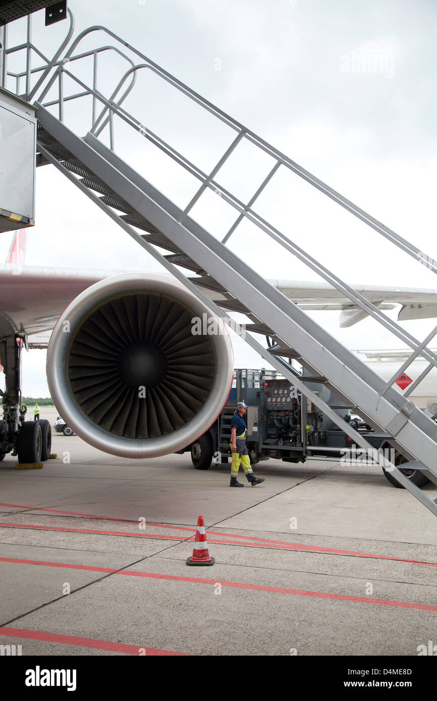 Duesseldorf, Germania, un aeroplano è rifornito di combustibile in corrispondenza del cancello Foto Stock