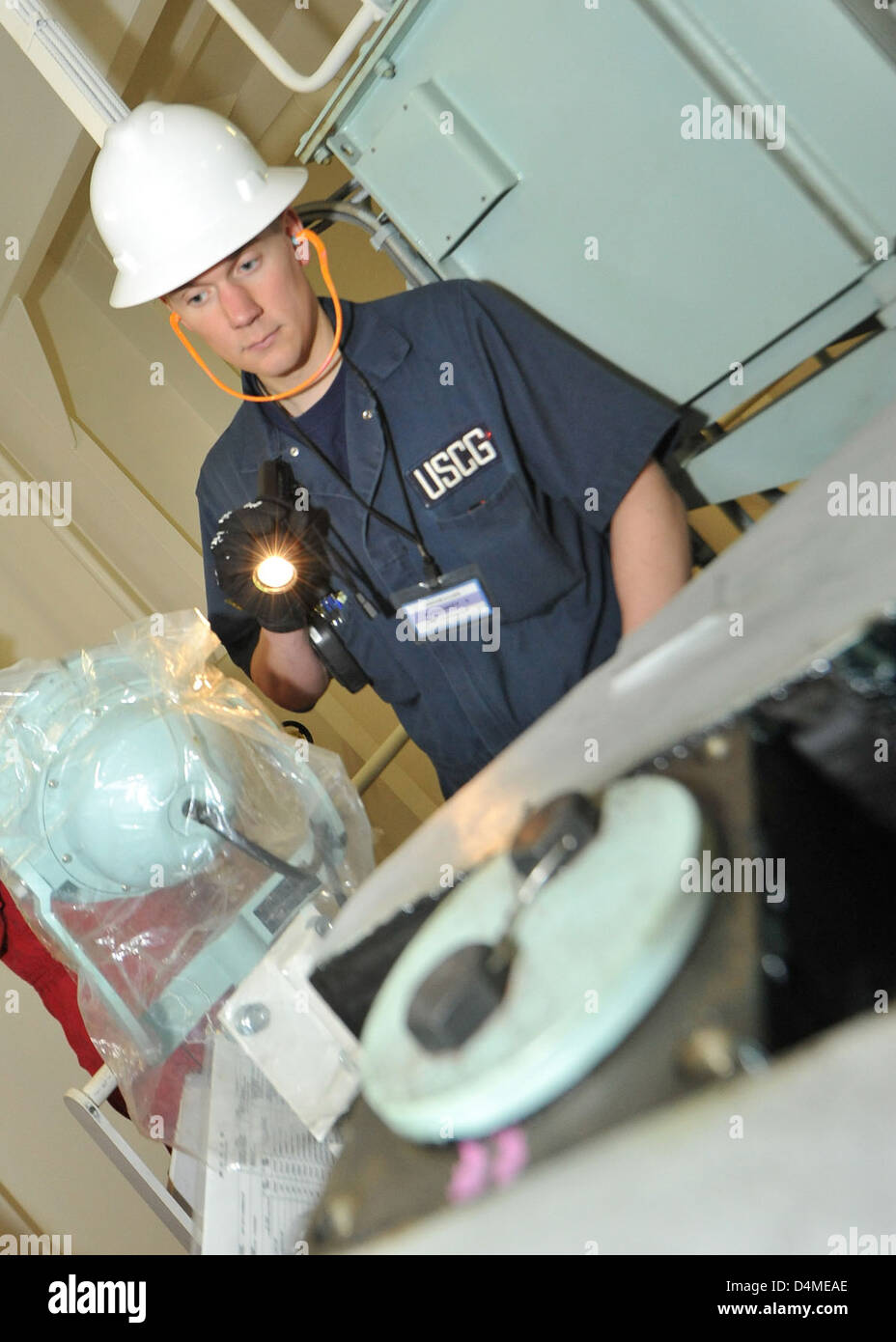 Il Marine Safety Detachment (MSD) Kodiak ha condotto un esame di controllo dello stato di approdo in Alaska, garantendo la conformità alle normative marittime internazionali per mantenere la sicurezza e la sicurezza nella regione. Foto Stock