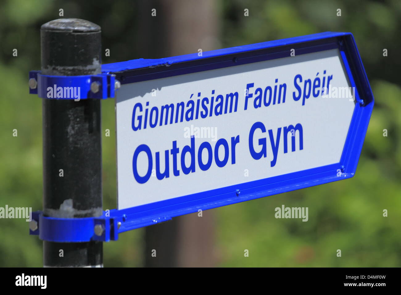 Palestra esterna palestra segno avviso attrezzature esercizio fitness Schull, West County Cork, Repubblica di Irlanda Foto Stock