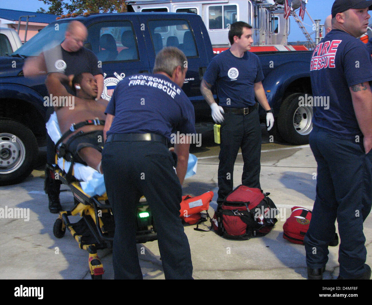 La U.S. Coast Guard Station Mayport e Jacksonville Fire-Rescue salvano con successo quattro pescatori bloccati in mare. L'operazione coordinata di salvataggio garantisce la loro sicurezza dopo che sono stati trovati alla deriva nelle acque di Jacksonville. Foto Stock