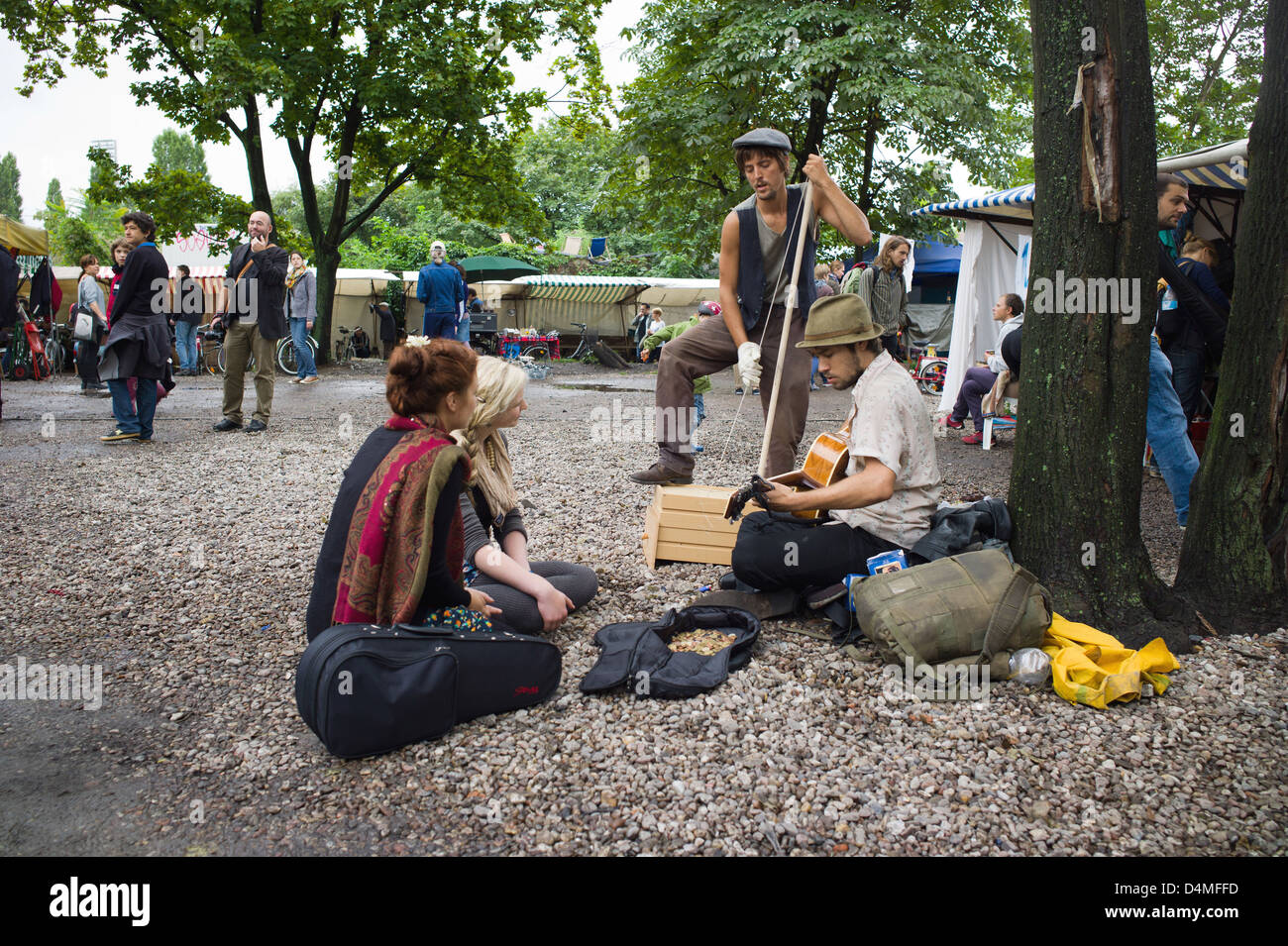 Berlino, Germania, sul musicista di strada in Troedelmarkt Mauerpark Foto Stock