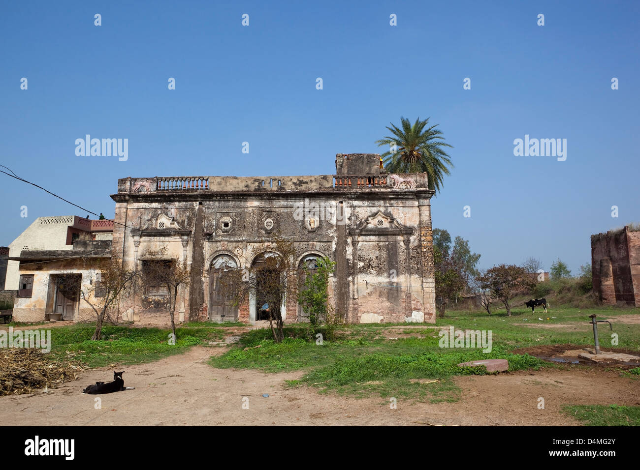 Sbriciolare architettura classica di un antico fortilizio nel villaggio di Monali Punjab India Foto Stock