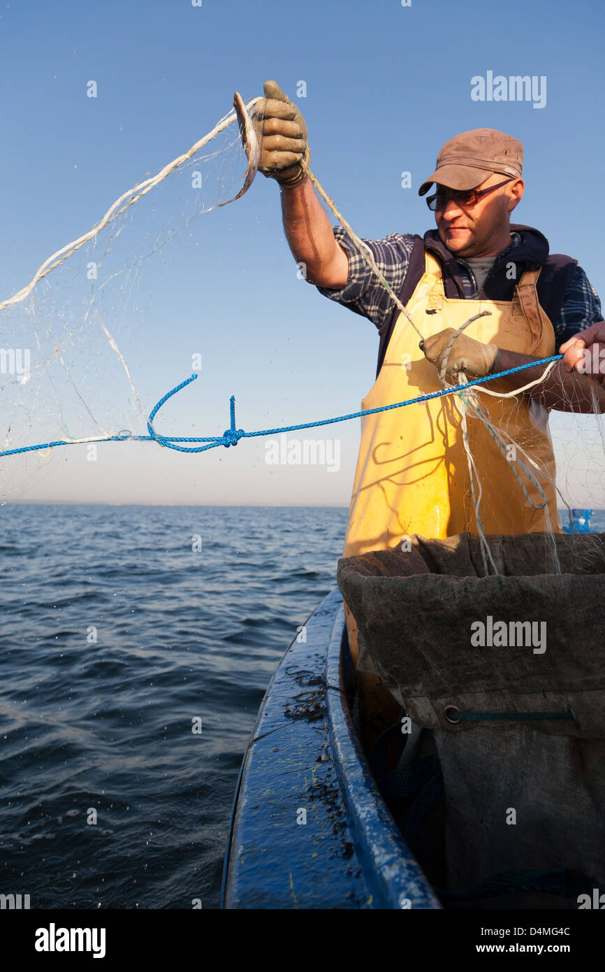 Kiss Campo, Polonia, Kashubian pescatori nella Baia di Puck porta la potenza Foto Stock