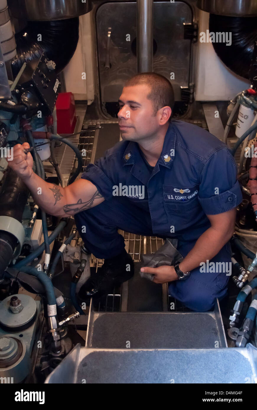 La Guardia Costiera degli Stati Uniti conduce un controllo della qualità dell'olio nell'ambito del programma Week in the Life of the Coast Guard. Questa operazione garantisce la conformità agli standard ambientali e di sicurezza nella prevenzione e nella gestione delle fuoriuscite di olio. Foto Stock