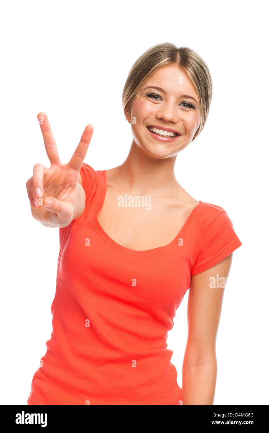 Giovane donna che mostra due dita, positivo o gesto di pace, su bianco Foto Stock