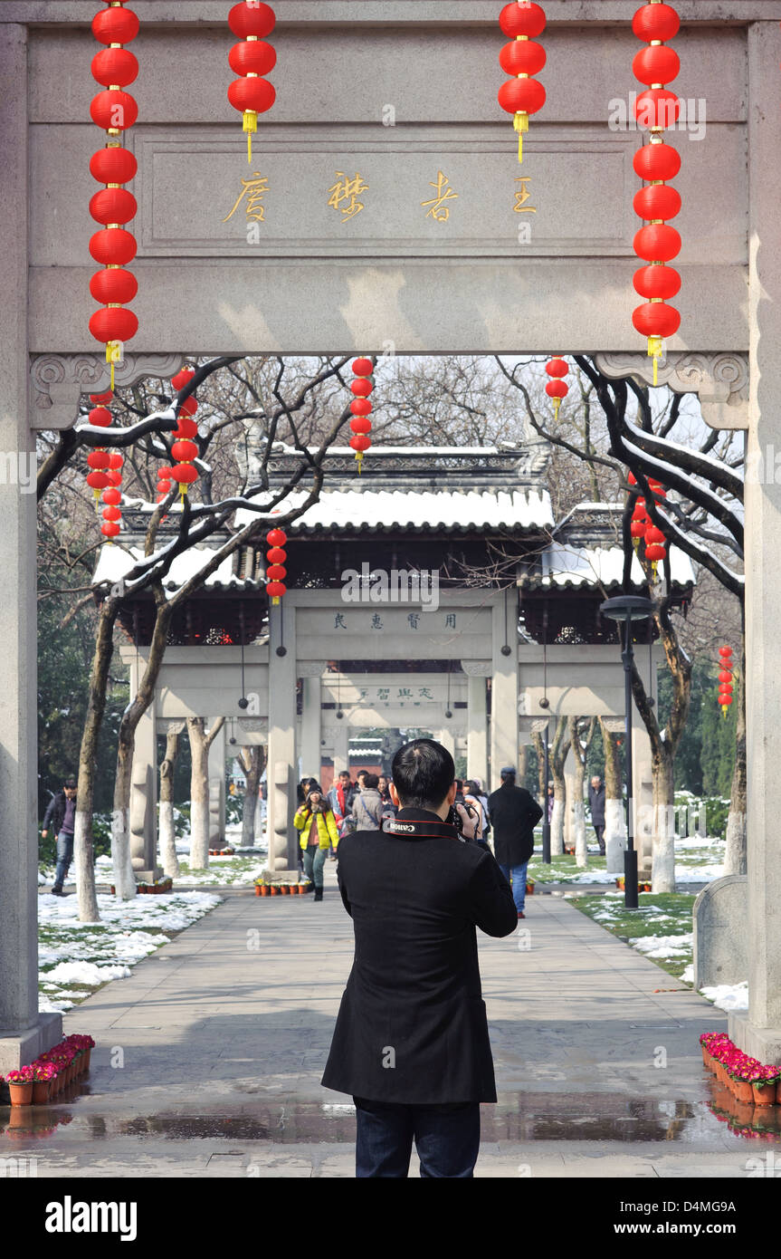 Un turista prende le fotografie degli archi all'ingresso al Lago Ovest, Hangzhou, Cina Foto Stock