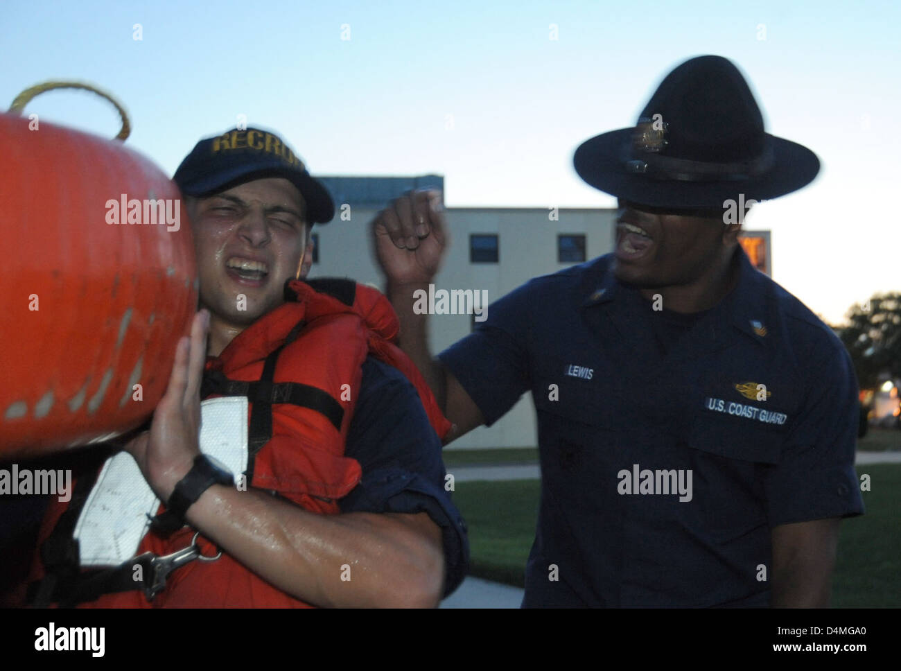 Il personale della Guardia Costiera conduce esercitazioni su zattera per simulare evacuazioni di emergenza e tattiche di sopravvivenza in caso di incidente marittimo. Queste perforatrici sono fondamentali per garantire prontezza e sicurezza in situazioni critiche in mare. Foto Stock