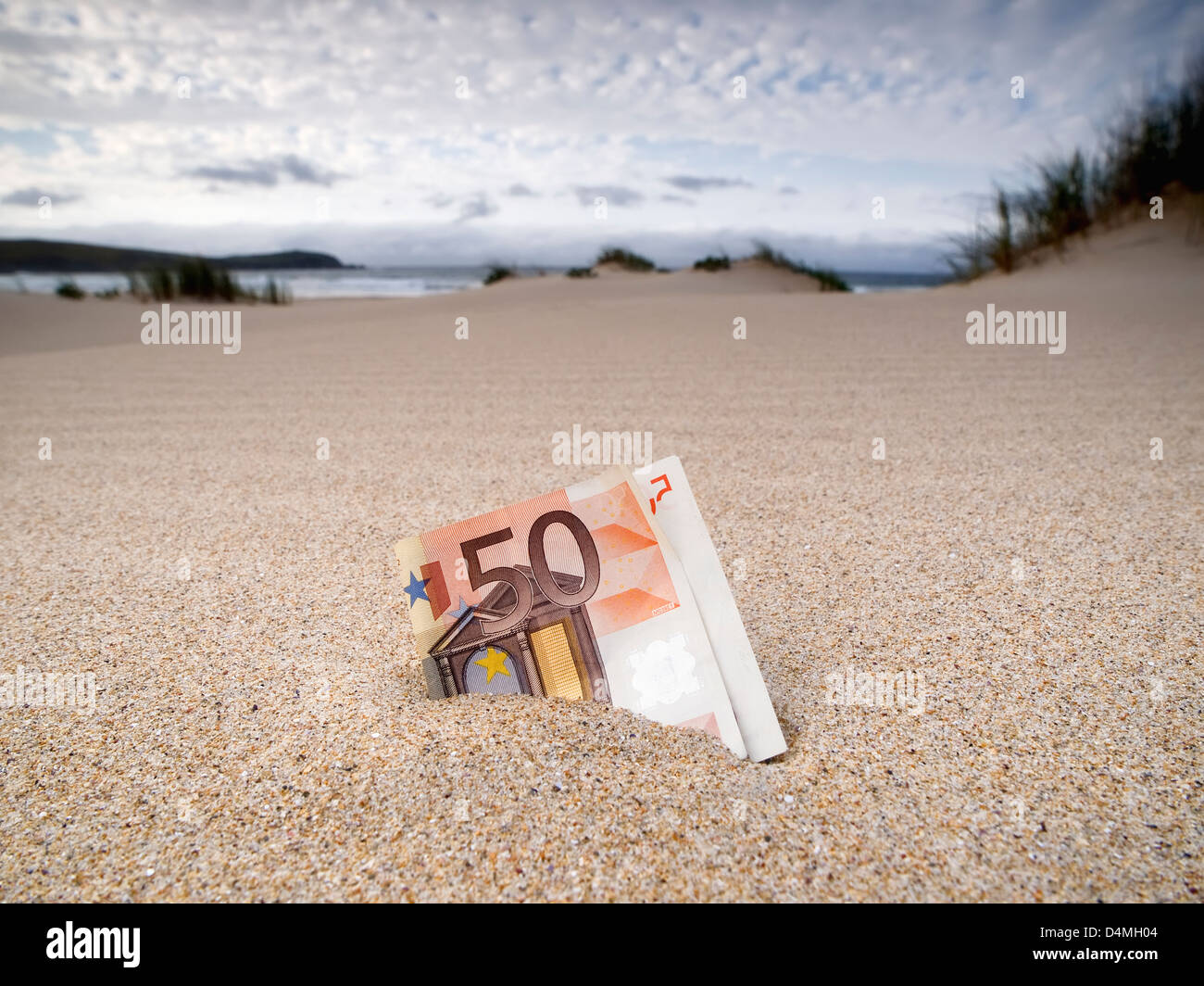 Perso cinquanta euro bill sulla spiaggia e sepolto nella sabbia Foto Stock