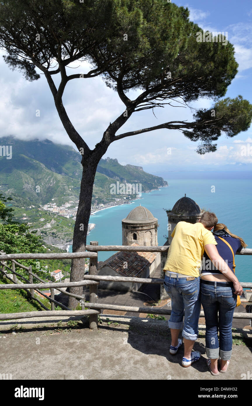 Un momento romantico nei giardini di Villa Rufolo a Ravello, Italia, come una giovane coppia lo sguardo sul mare. Foto Stock