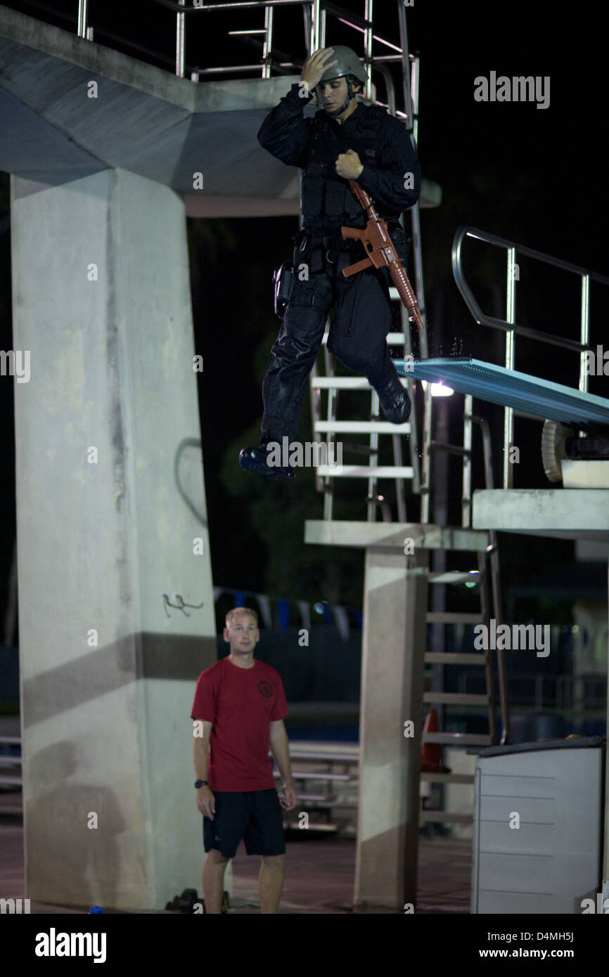 Un cane schierabile della Guardia Costiera, parte di unità tattiche specializzate, dimostra il suo ruolo nell'addestramento per la sopravvivenza in acqua. Ciò mette in evidenza la preparazione della Guardia Costiera per una varietà di missioni, tra cui le forze dell'ordine e le operazioni di salvataggio. L’addestramento del cane enfatizza il suo valore in scenari complessi e ad alto rischio. Foto Stock