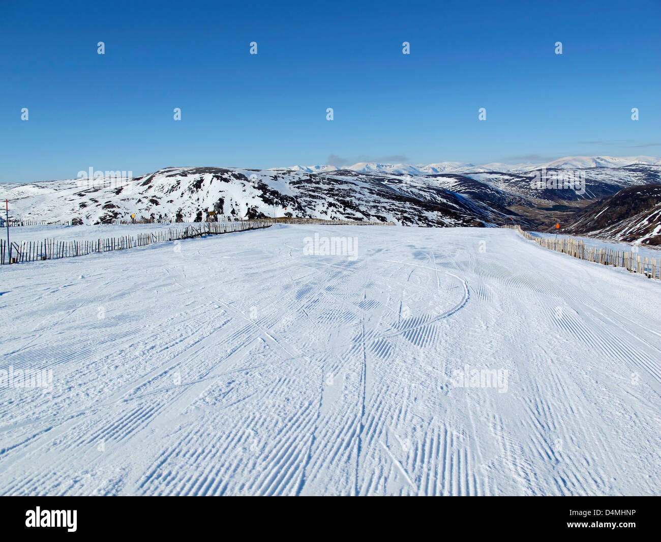 Guardando verso il basso curato ski run a glenshee, aberdeenshire Foto Stock