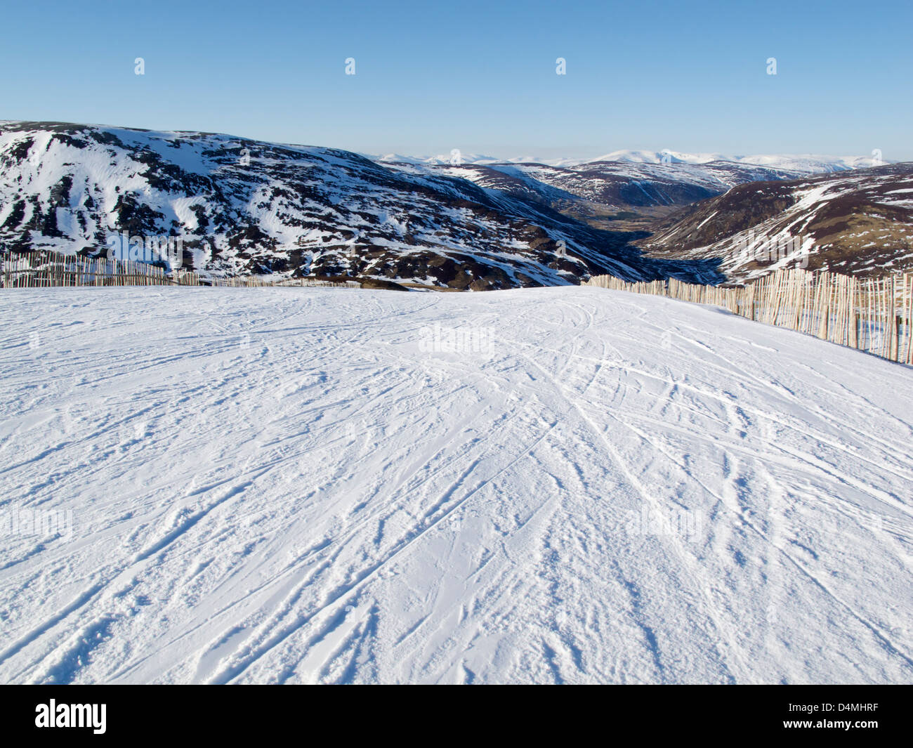 Guardando verso il basso di una pista da sci a glenshee, aberdeenshire Foto Stock