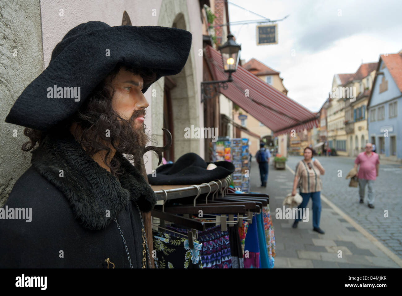 Rothenburg ob der Tauber, Germania, una figura in abbigliamento medievale Foto Stock