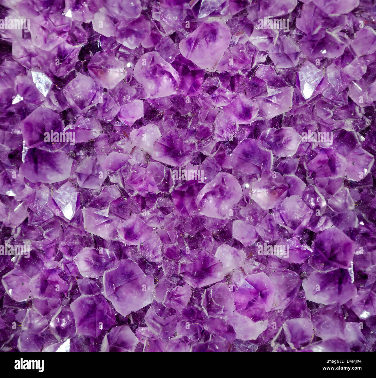 Ametista naturale sfondo di cristallo. L'ametista è una forma viola di quarzo Foto Stock