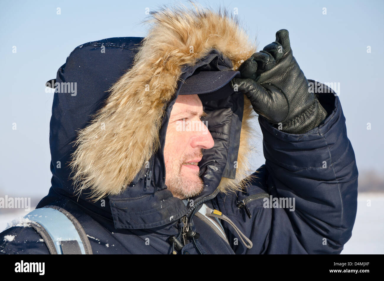 Ritratto di un viaggiatore in inverno abiti in una piscina esterna Foto Stock