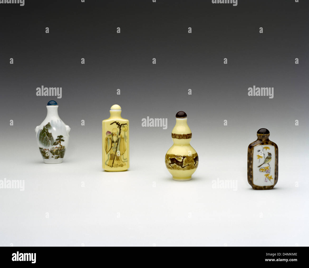 Quattro cinese PORCELLANA SMALTATA bottiglie di tabacco da fiuto Foto Stock