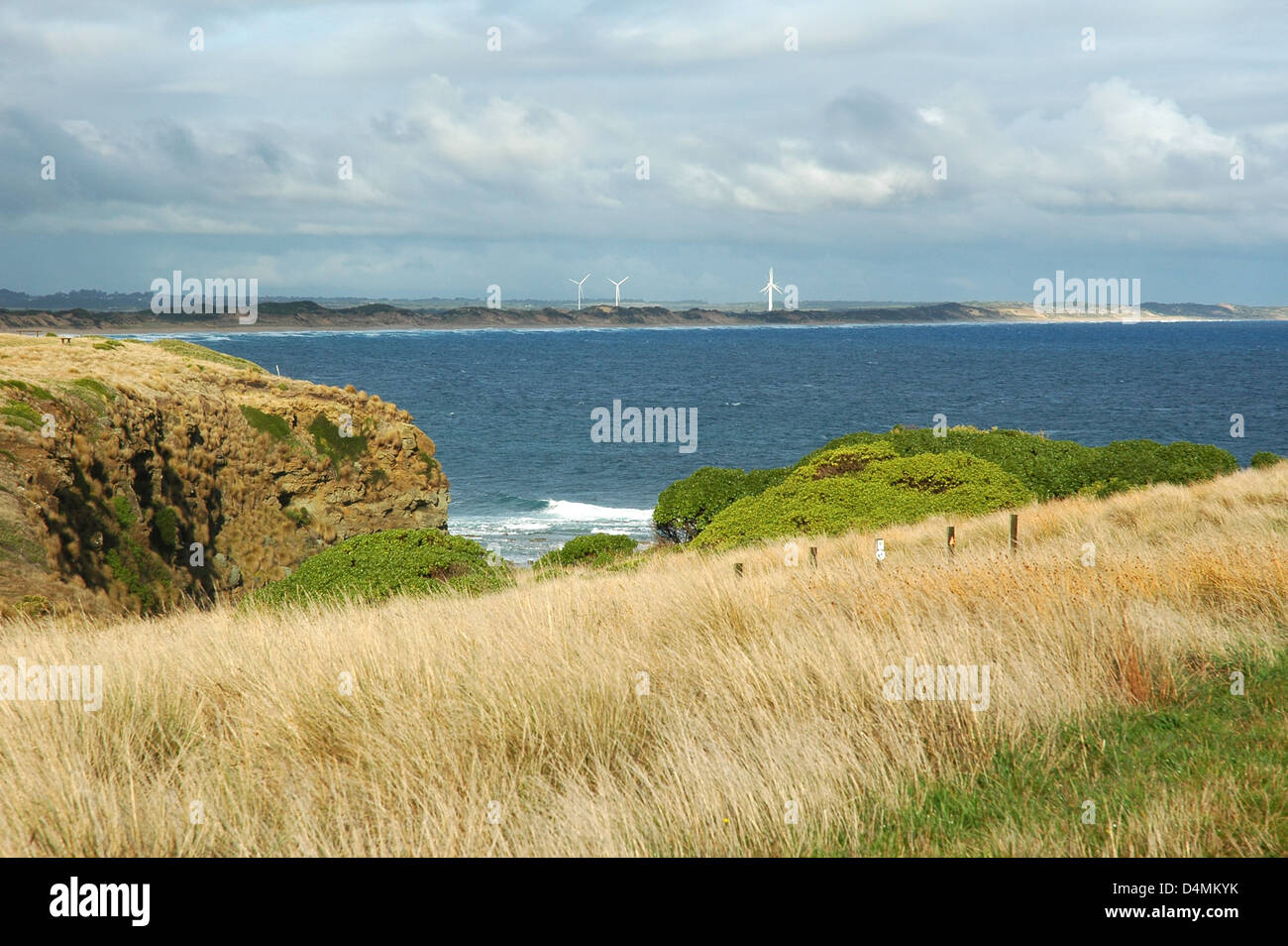 Grandi turbine eoliche sulla costa dei bassi, South Gippsland, Victoria, Australia. Foto Stock