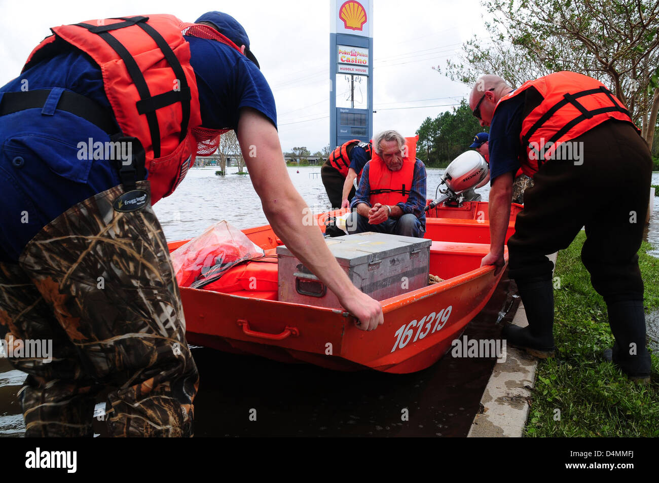 Il team di risposta alle catastrofi (DART) della Guardia Costiera degli Stati Uniti è stato attivato in risposta alla tempesta tropicale Isaac in Louisiana. Il team ha condotto operazioni MEDEVAC e missioni di ricerca e salvataggio a New Orleans, assistendo i residenti bloccati e affrontando i danni provocati dalle inondazioni nella regione colpita. Foto Stock Il team di risposta alle catastrofi (DART) della Guardia Costiera degli Stati Uniti è stato attivato in risposta alla tempesta tropicale Isaac in Louisiana. Il team ha condotto operazioni MEDEVAC e missioni di ricerca e salvataggio a New Orleans, assistendo i residenti bloccati e affrontando i danni provocati dalle inondazioni nella regione colpita. Foto Stock