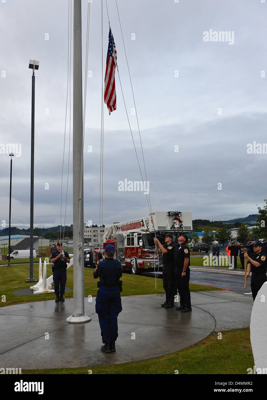 La cerimonia dei colori mattutini dell'11 settembre 2012, presso la base Kodiak dell'Alaska ha onorato il significato della data con una cerimonia di innalzamento della bandiera. Questo evento faceva parte di un'osservanza commemorativa tenuta dalla Coast Guard Public Affairs Division (CGPD) per ricordare le persone colpite dall'11 settembre. Foto Stock La cerimonia dei colori mattutini dell'11 settembre 2012, presso la base Kodiak dell'Alaska ha onorato il significato della data con una cerimonia di innalzamento della bandiera. Questo evento faceva parte di un'osservanza commemorativa tenuta dalla Coast Guard Public Affairs Division (CGPD) per ricordare le persone colpite dall'11 settembre. Foto Stock