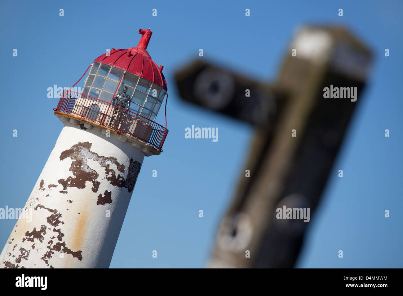 Il Galles sentiero costiero nel Galles del Nord. Chiudere fino angolo di visualizzazione del Talacre Lighthouse. Foto Stock