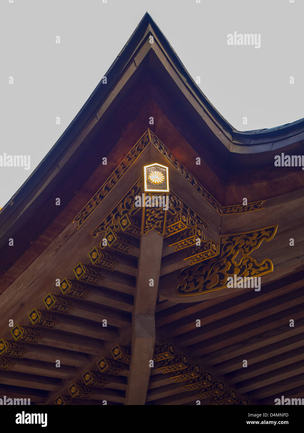 Sacrario scintoista architettura. La gronda del tetto ornato di decorazione di puntoni e arcarecci. Santuario Hodosan Giappone Nagatoro, Giappone. Foto Stock