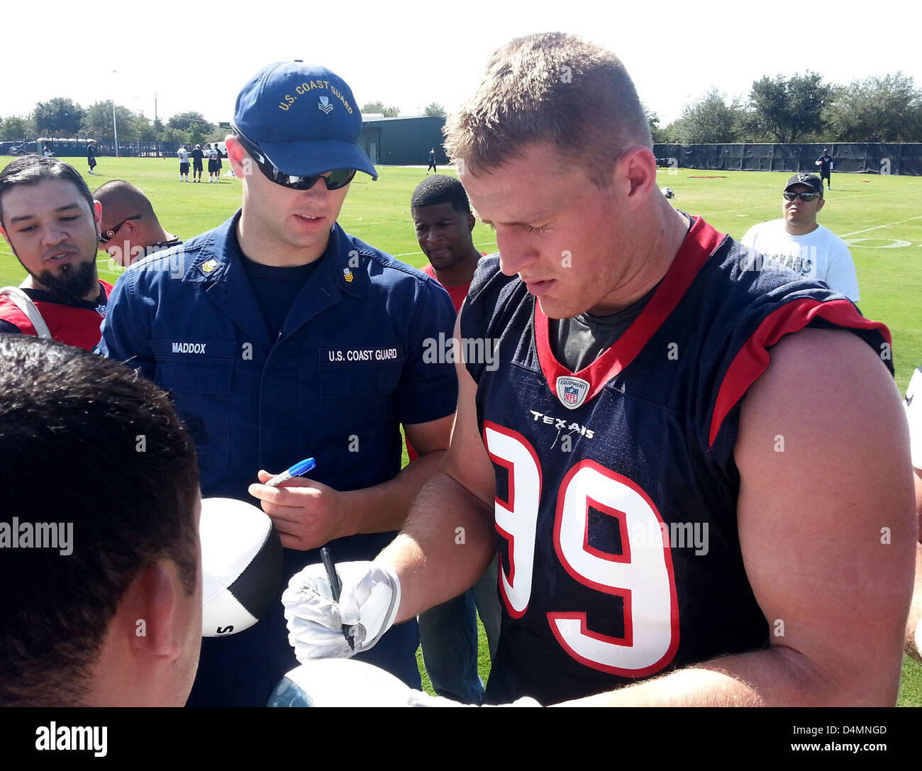 Gli Houston Texans della NFL hanno ospitato un barbecue per il personale militare al Reliant Stadium, Texas. L'evento, in collaborazione con USAA, Guardia Costiera e altre organizzazioni, celebrò i membri del servizio con cibo, calcio e intrattenimento, rafforzando i legami con la comunità. Foto Stock