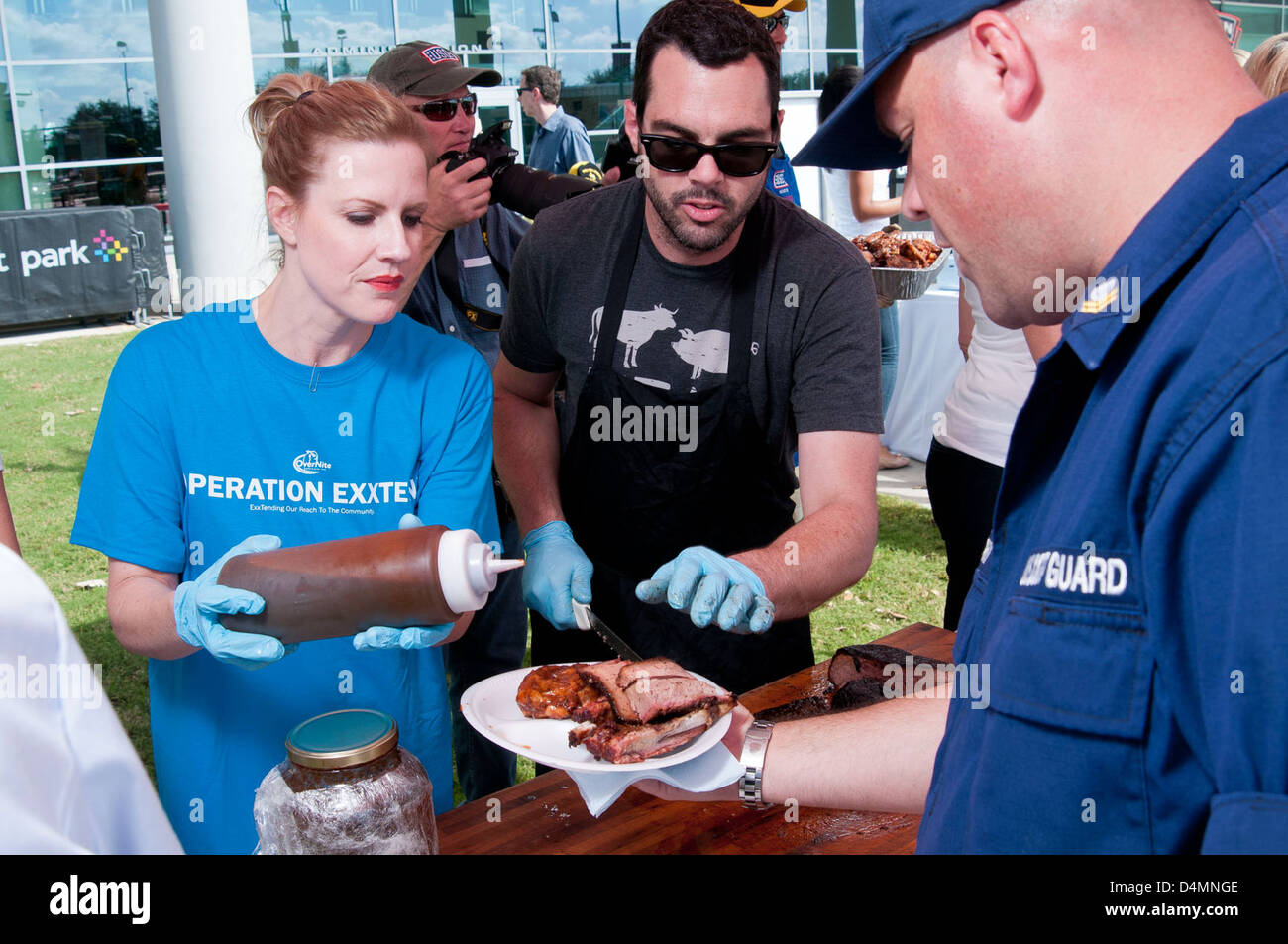La squadra della NFL degli Houston Texans ha ospitato un evento barbecue per il personale militare all'NRG Stadium di Houston. L'evento ha celebrato la comunità militare con cibo, calcio e attività divertenti. Foto Stock