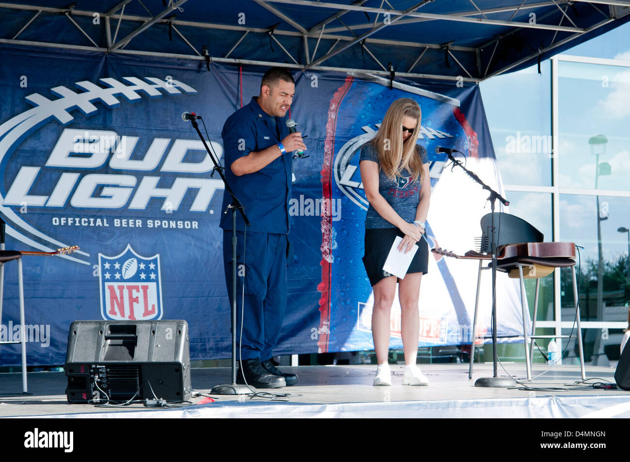 La squadra della NFL degli Houston Texans ospita un barbecue per il personale militare al Reliant Stadium. L'evento, sponsorizzato da Bud Light, USAA e la Guardia Costiera PADET, offre un ambiente divertente e festoso per i membri del servizio. Foto Stock