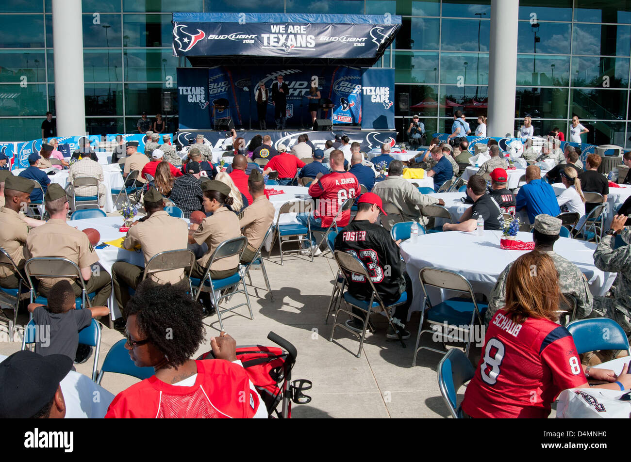 La squadra della NFL degli Houston Texans ha ospitato un barbecue per onorare il personale militare, inclusi i membri della Guardia Costiera. L'evento si è tenuto al Reliant Stadium e ha caratterizzato cibo, cameratismo e uno spettacolo di apprezzamento per il servizio militare. Foto Stock