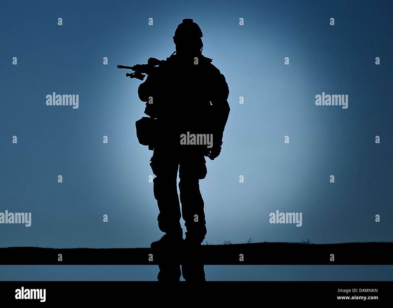 Un US Navy SEAL membro del team con le operazioni speciali Task Force Sud fornisce la sicurezza da un tetto durante un'operazione di compensazione con forze afghane Maggio 6, 2011 nel quartiere Khakrez della provincia di Kandahar, Afghanistan. Foto Stock