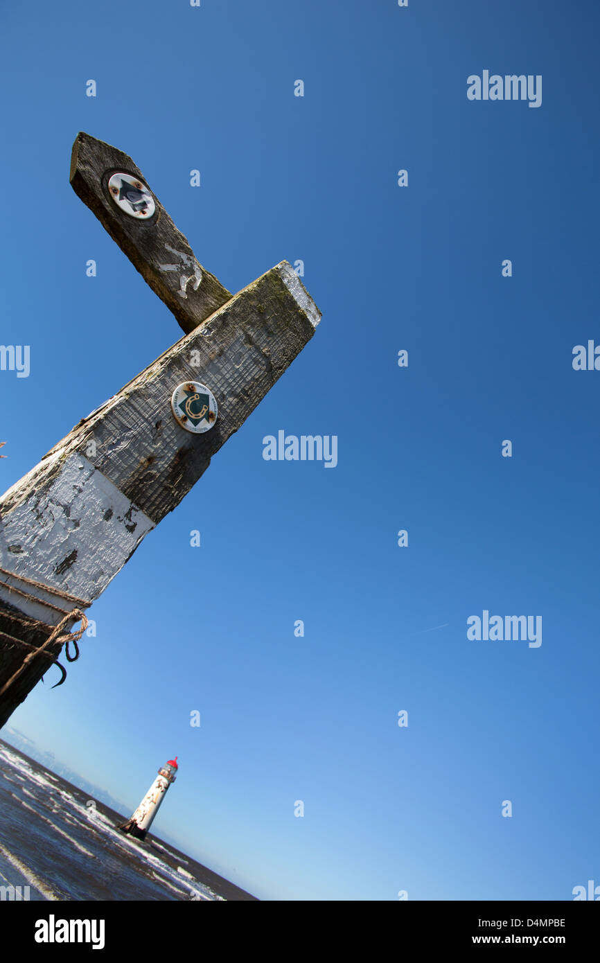 Il Galles sentiero costiero nel Galles del Nord. Chiudere fino angolo di visualizzazione di un percorso di orientamento Talacre sulla spiaggia. Foto Stock