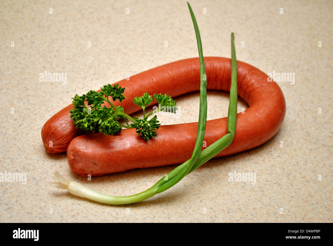 Kielbasa con prezzemolo e uno scalogno Foto Stock