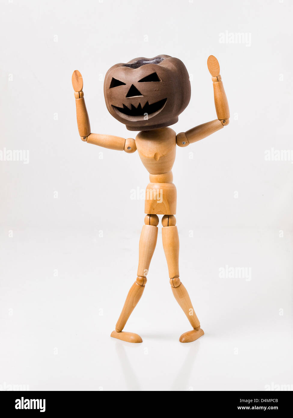 Testa di zucca bambola e mani in alto Foto Stock