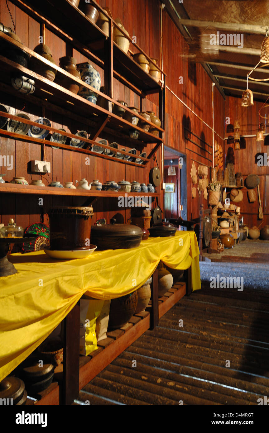 Cucina interno del Lamin Dana Tribal Longhouse Mukah Sarawak Borneo Malesia Foto Stock