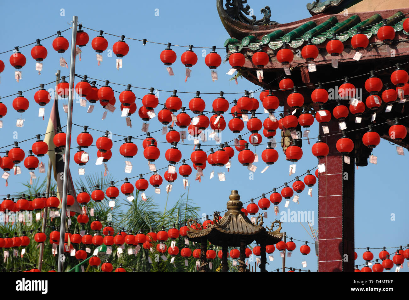 Visualizzazione di rosso le lanterne cinesi presso la Tua Pek Kong tempio Cinese Kuching Sarawak Borneo Malaysia Foto Stock