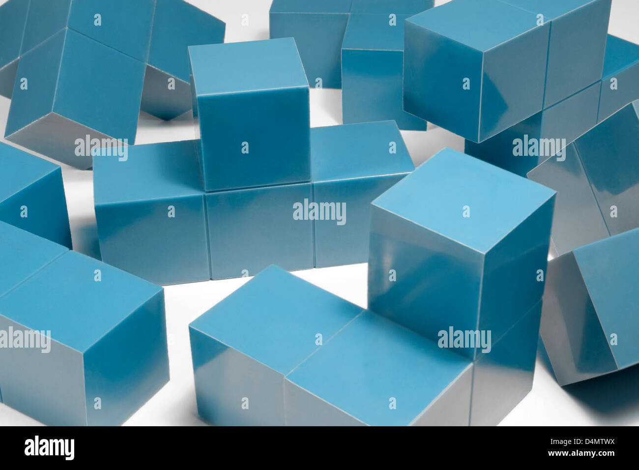 Studio fotografico di alcuni blu elementi cubici in luce posteriore Foto Stock