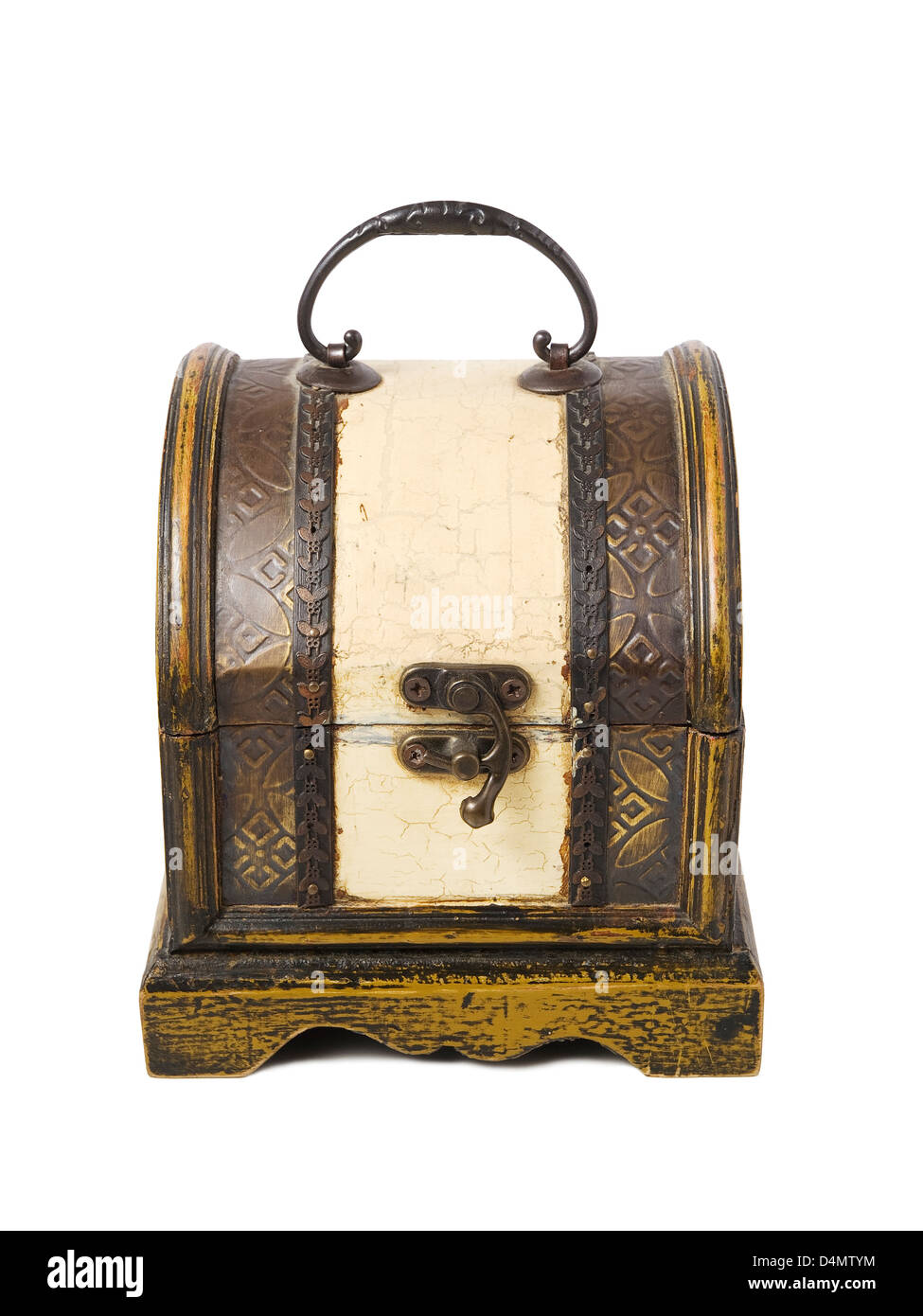 Torace chiuso su sfondo bianco. Vecchio oggetto decorativo. Foto Stock