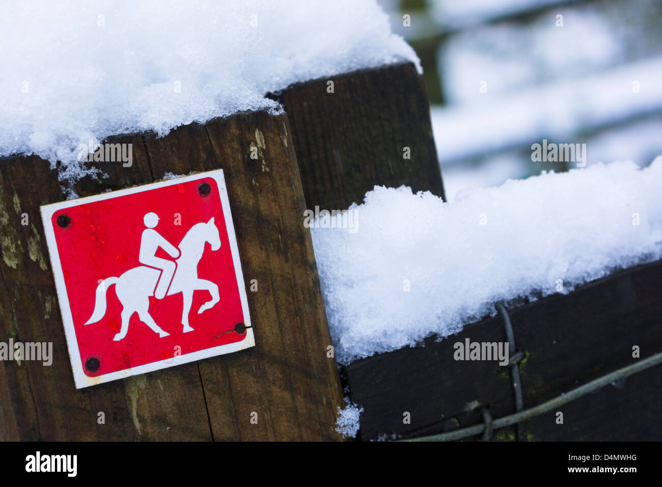 Un rosso bridleway segno su una recinzione in inverno. Foto Stock