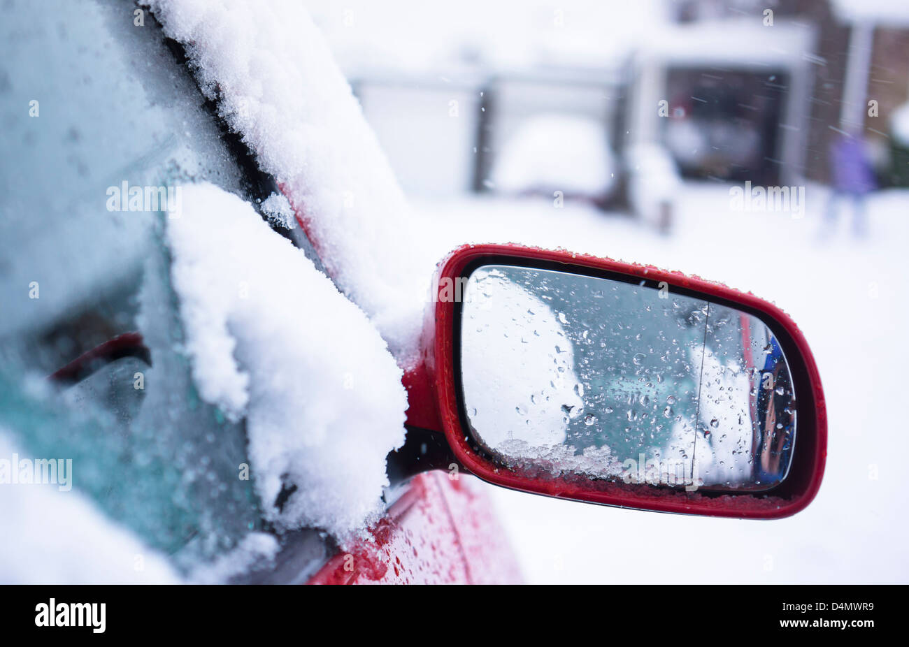 Vetture intrappolati nella neve dopo il maltempo colpisce England Regno Unito. Foto Stock